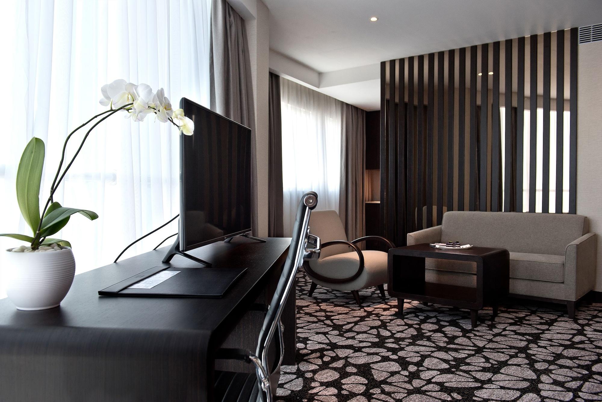 Melia Makassar Hotel Exterior photo