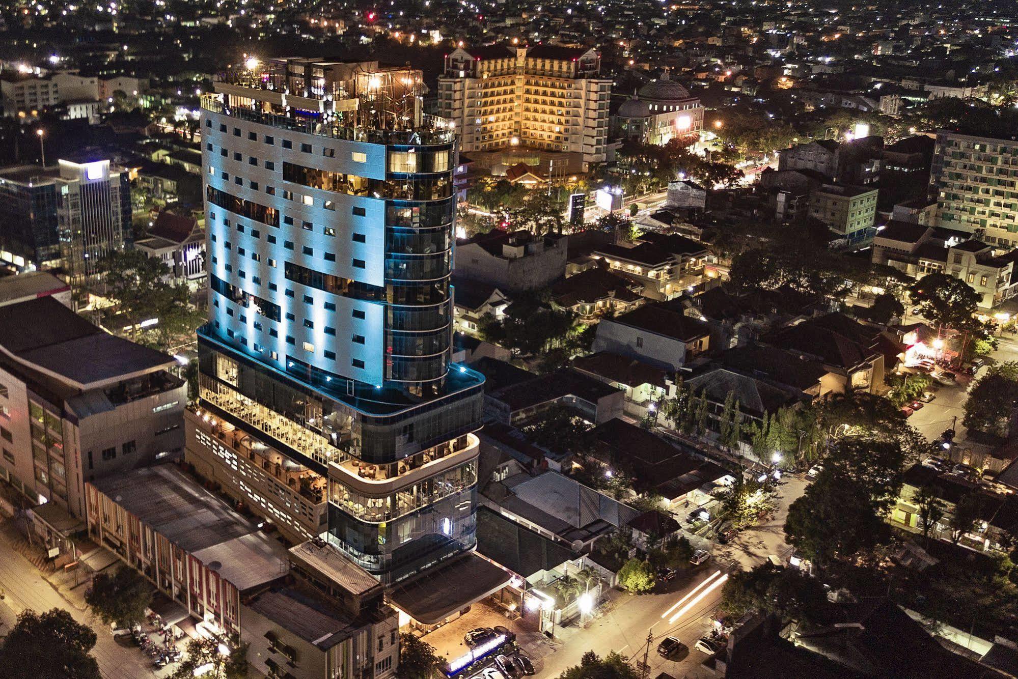 Melia Makassar Hotel Exterior photo