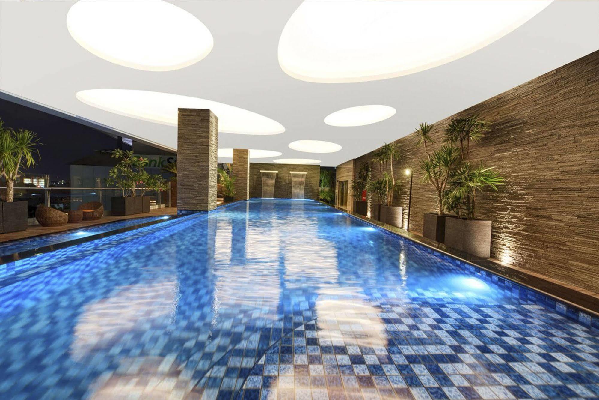 Melia Makassar Hotel Exterior photo